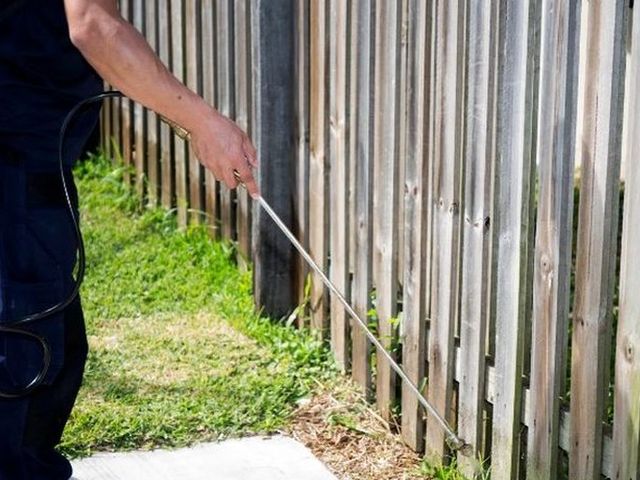 Tratamiento de setos y valla en el jardín de una vivienda