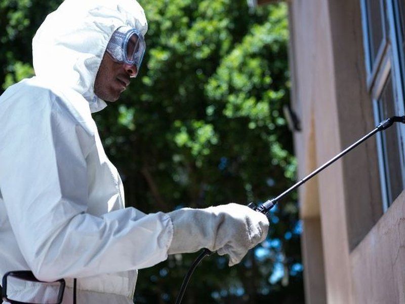 Técnico con EPI aplicando tratamiento en el exterior de un edificio residencial de Córdoba