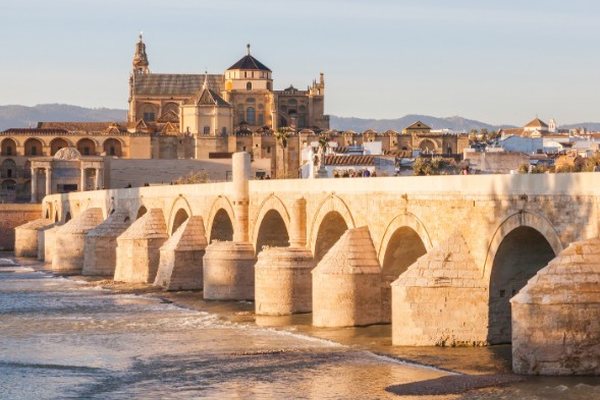 Puente romano sobre el Guadalquivir y la Mezquita-Catedral de Córdoba